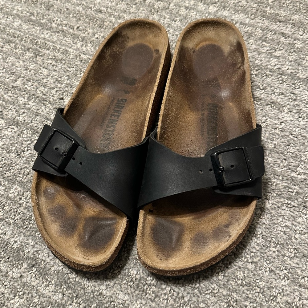 Birkenstocks madrid - faux black leather. Narrow